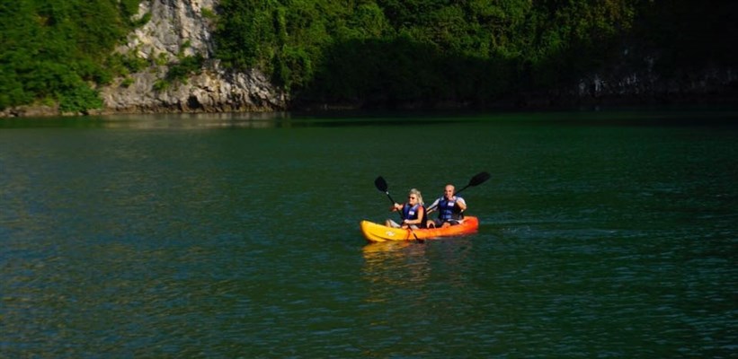 kayaking tour in Halong bay kayaking tour in Halong bay